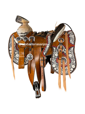 215 - Montura piteada con herraje en pavón negro