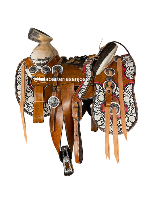 215 - Montura piteada con herraje en pavón negro