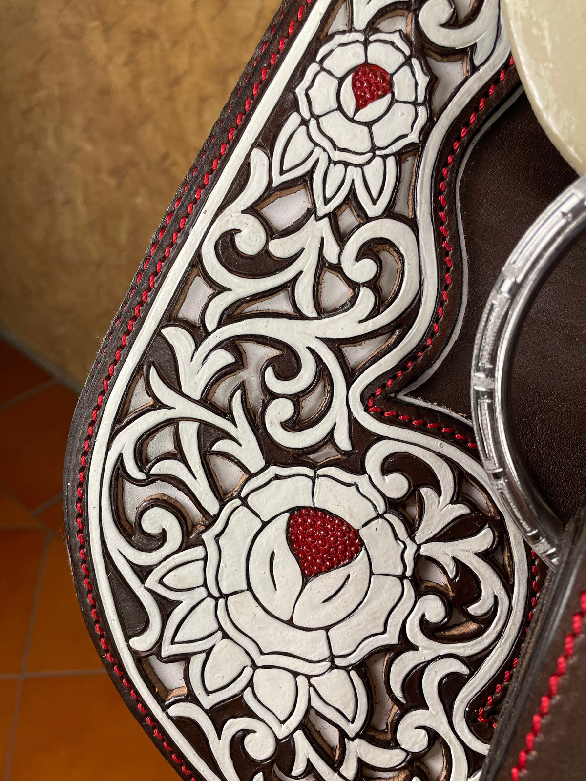 Montura cincelada y pintada con herrajes en acero — foto 8