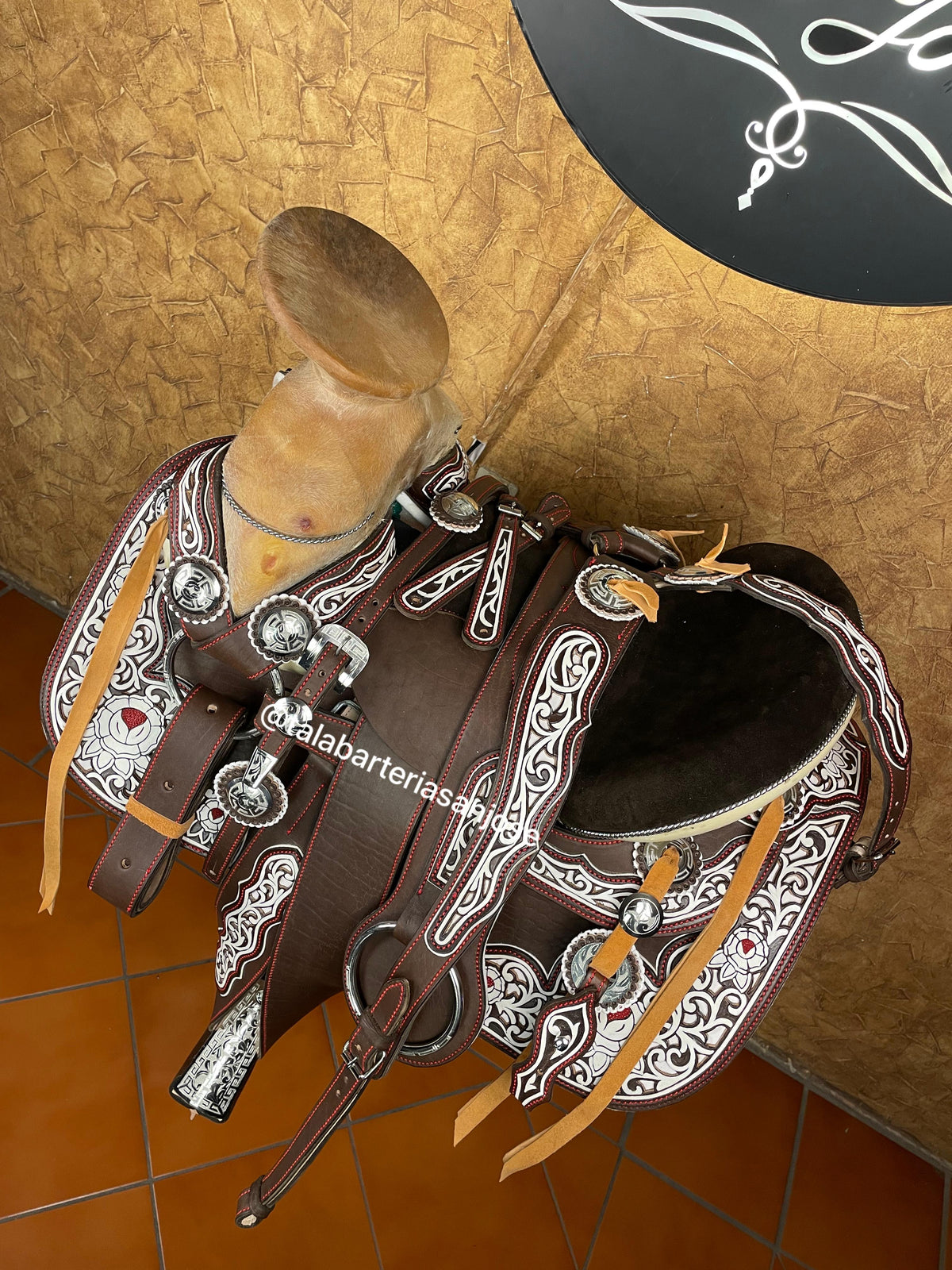 Montura cincelada y pintada con herrajes en acero — foto 3