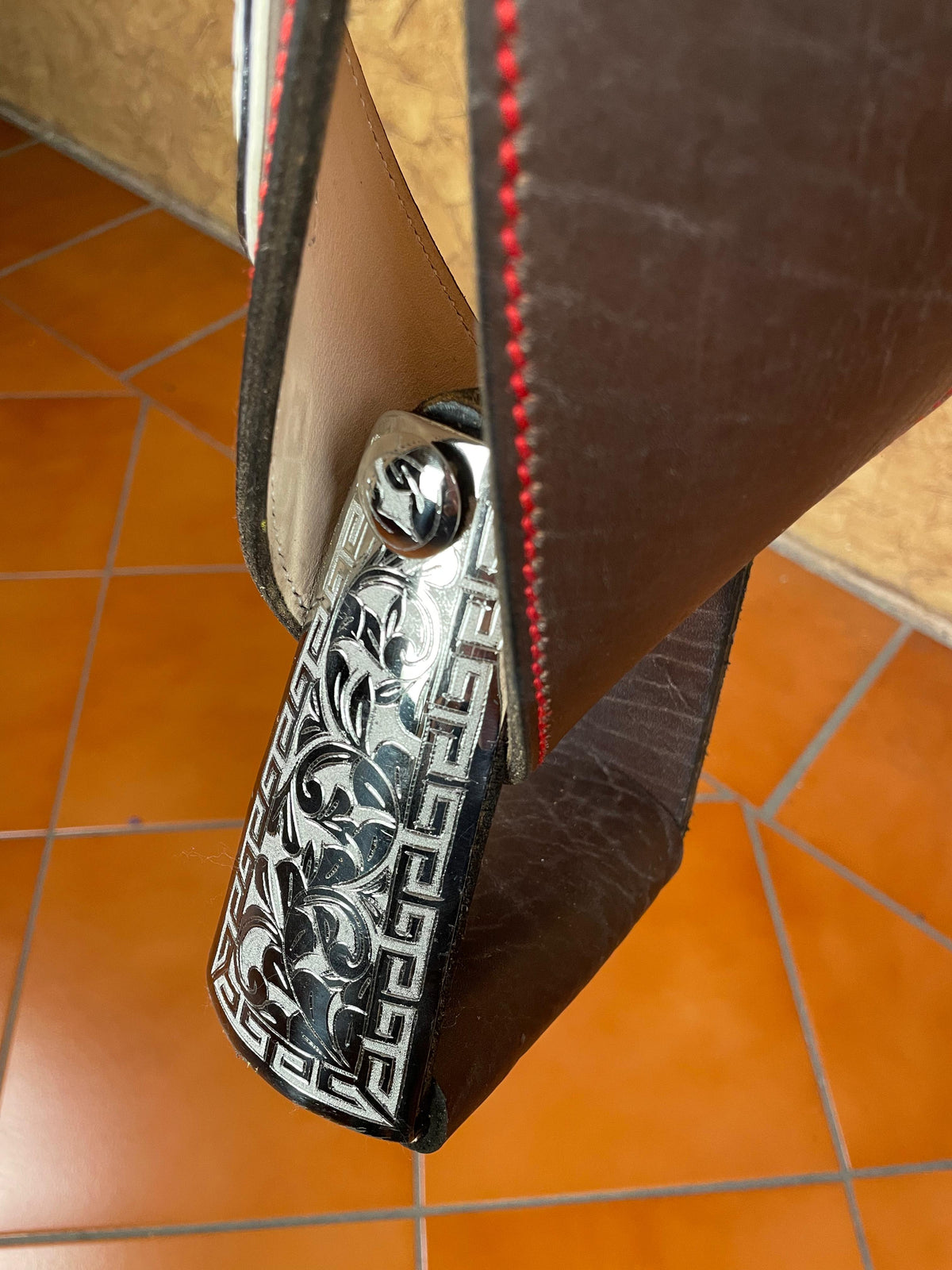Montura cincelada y pintada con herrajes en acero — foto 7