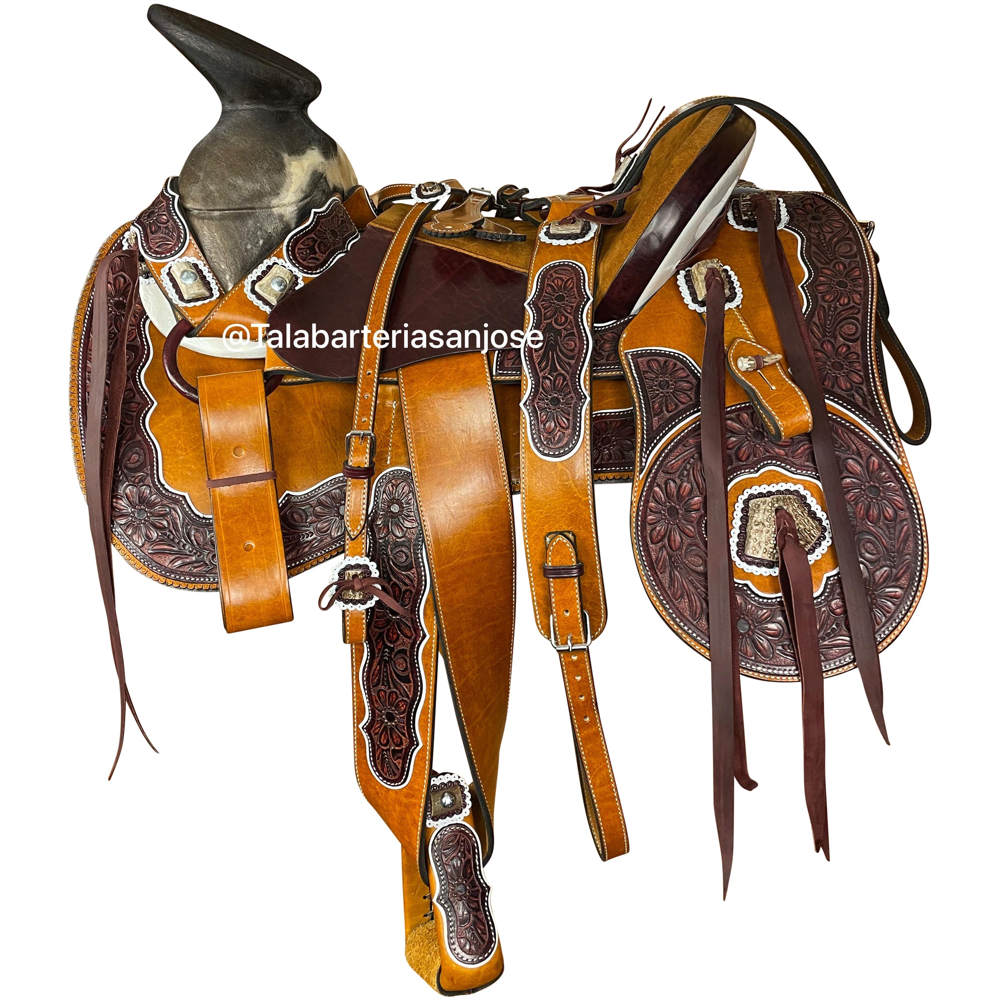181 - Montura cincelada con cuerno de venado