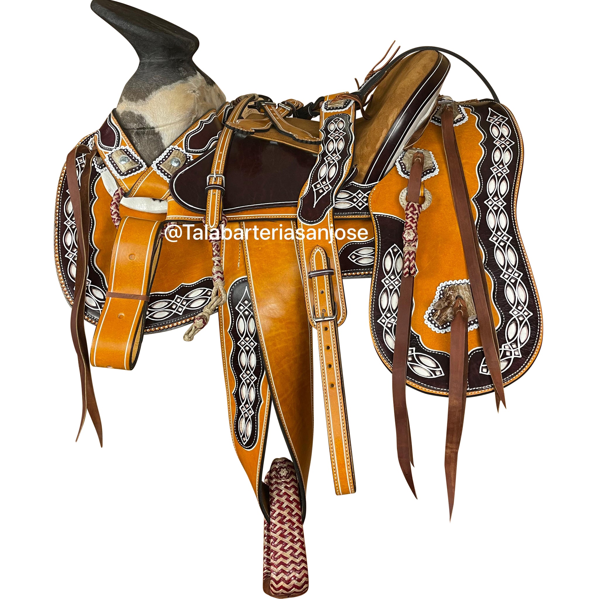 179 - Montura cuero crudo y cuerno de venado