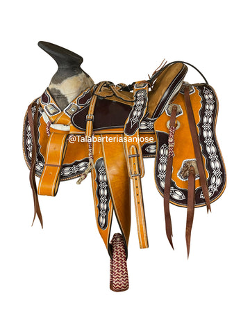 179 - Montura cuero crudo y cuerno de venado